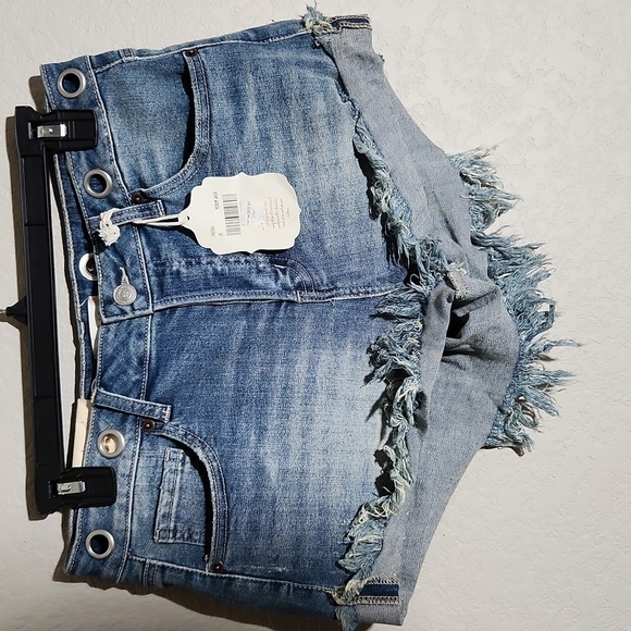 Alterd State Shorts Womens Size 28 Rivet waist Distressed denim NEW - Picture 1 of 11